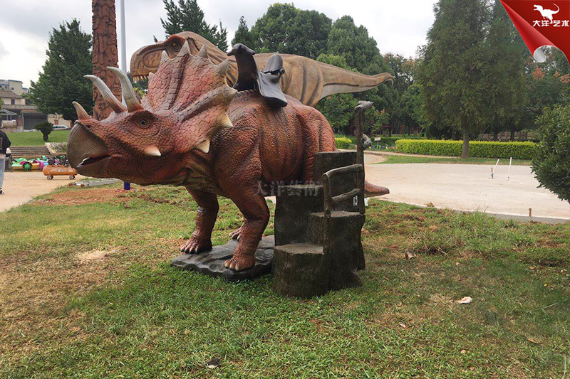 廣場公園乘騎仿真恐龍，仿真三角龍